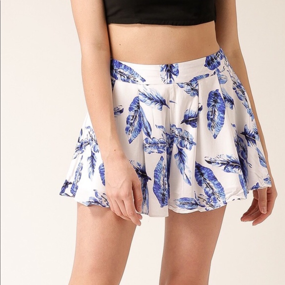 Forever 21 Blue & White Feather Print High Waisted Flowy Shorts - Size M